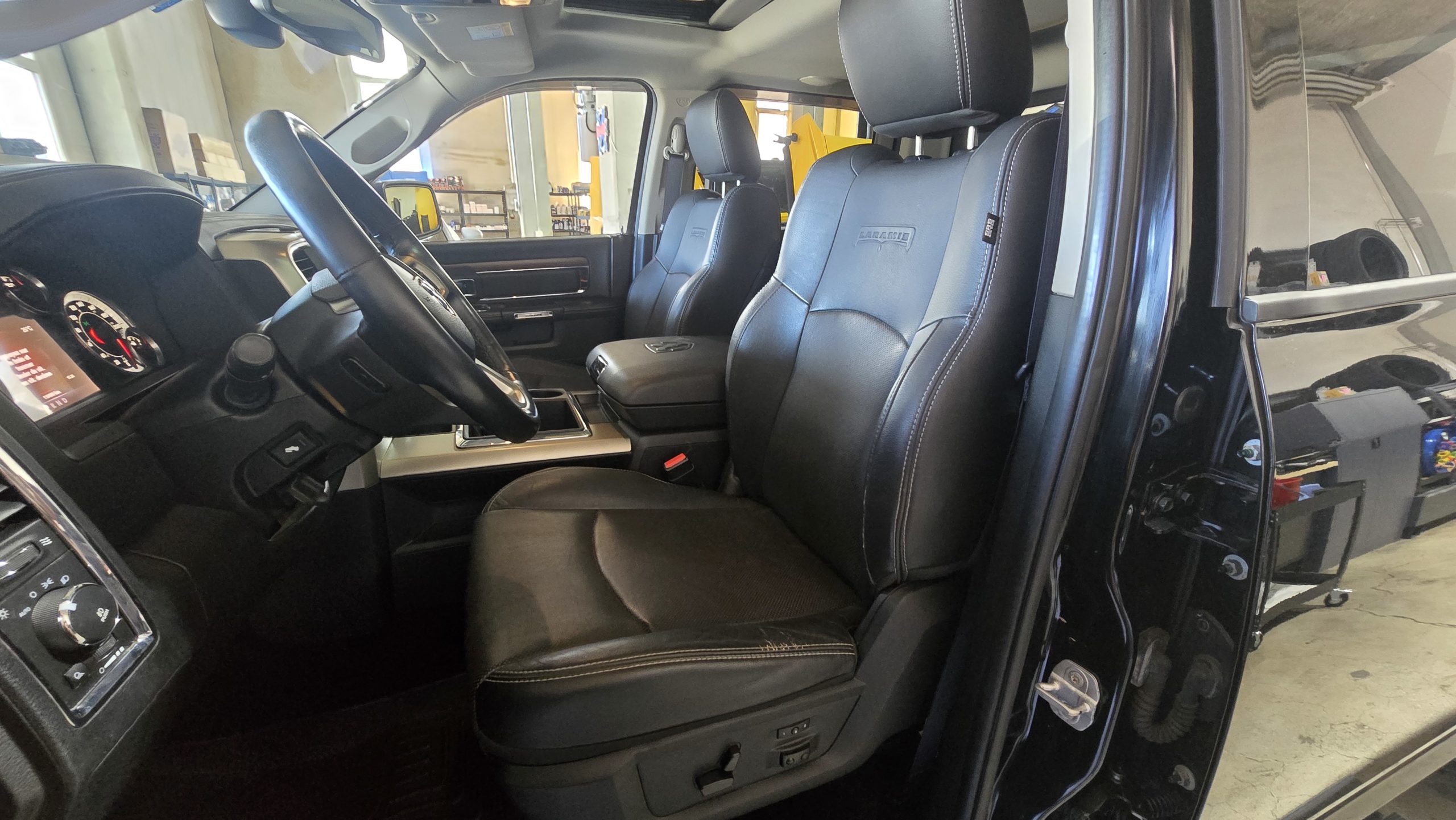 
										Dodge RAM Laramie 5.7 full									