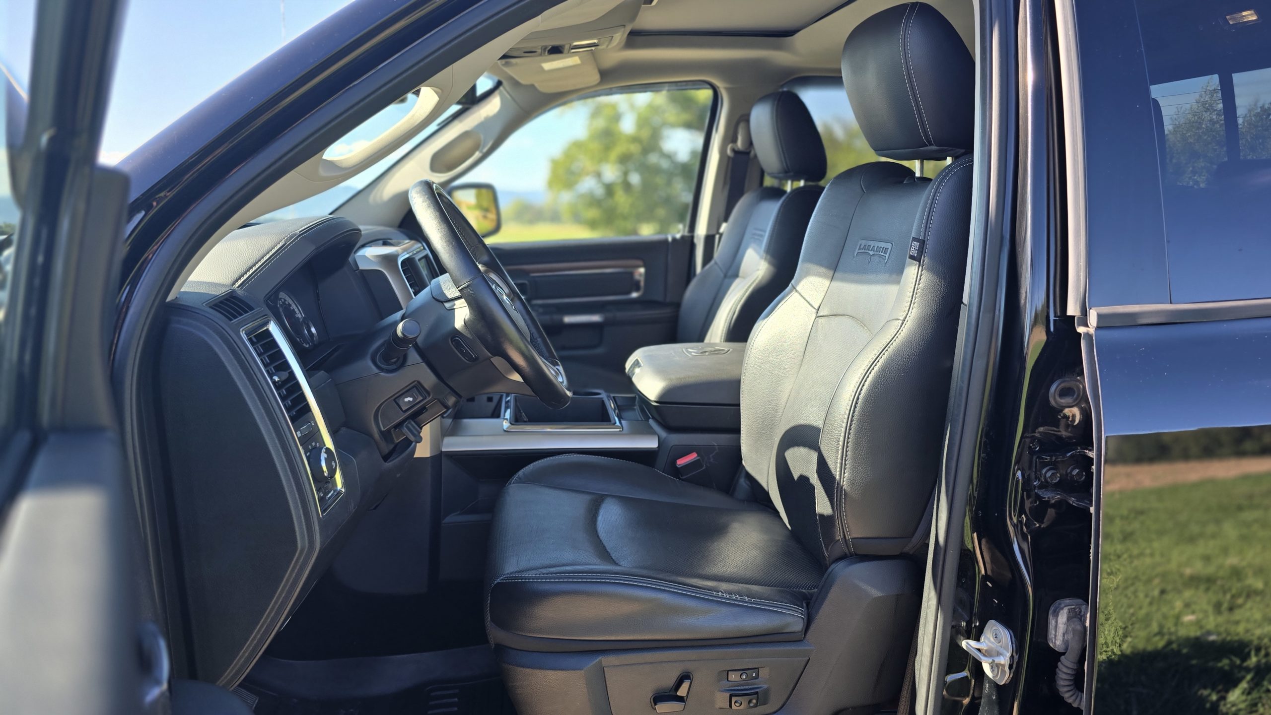 
										Dodge RAM Laramie 5.7 full									